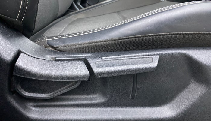 2019 Hyundai VENUE SX(O) CRDi, Diesel, Manual, 32,716 km, Driver Side Adjustment Panel