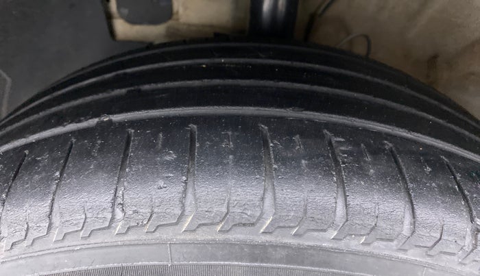 2019 Hyundai VENUE SX(O) CRDi, Diesel, Manual, 32,716 km, Left Front Tyre Tread