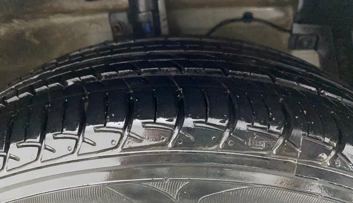 2018 Maruti Ciaz ZETA 1.4  AT PETROL, Petrol, Automatic, 64,501 km, Right Front Tyre Tread
