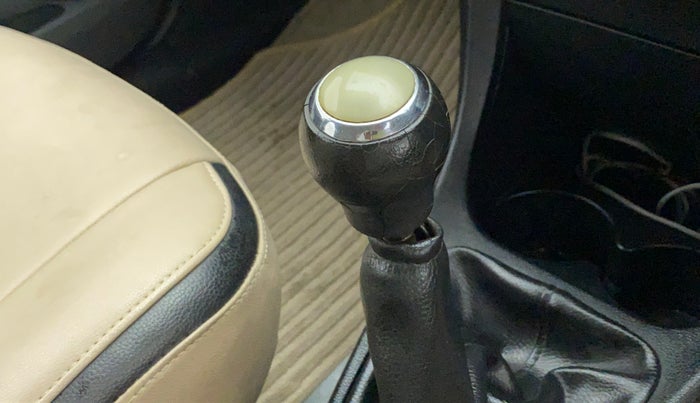 2012 Toyota Etios V, Petrol, Manual, 45,667 km, Gear lever - Knob has minor damage