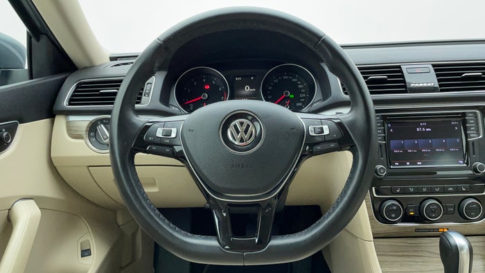 VOLKSWAGEN PASSAT-Steering Wheel Close-up