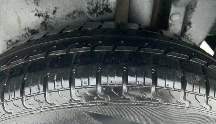 2014 Maruti Swift VXI D, Petrol, Manual, 92,380 km, Left Rear Tyre Tread