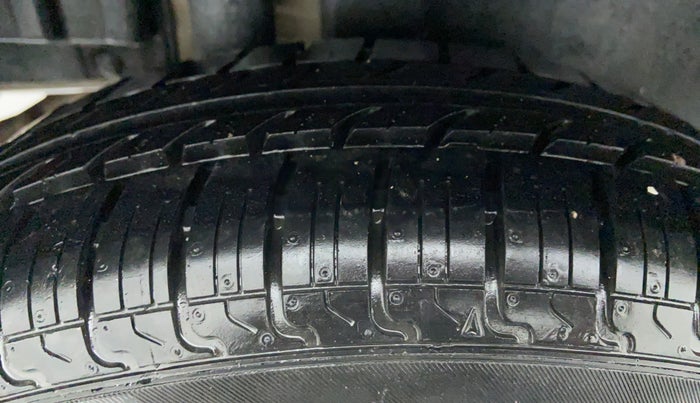 2014 Maruti Swift VXI D, Petrol, Manual, 92,380 km, Right Rear Tyre Tread