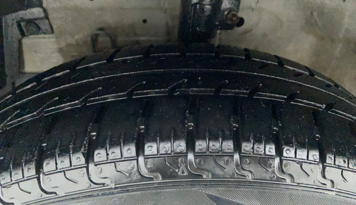 2014 Maruti Swift VXI D, Petrol, Manual, 92,380 km, Left Front Tyre Tread
