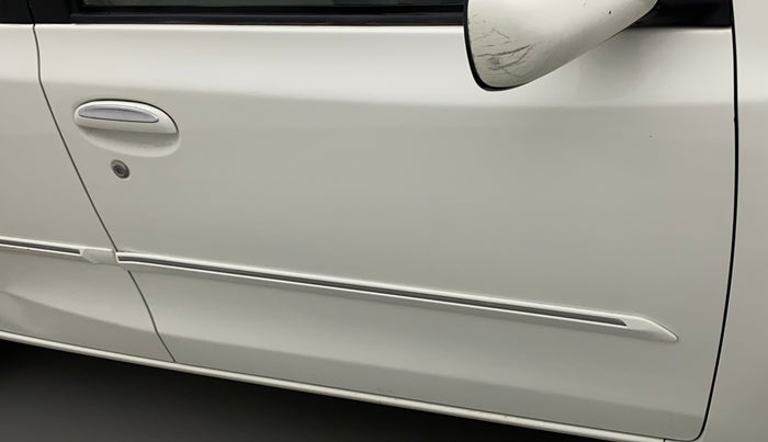 2011 Toyota Etios V, Petrol, Manual, 1,06,052 km, Driver-side door - Door handle has minor damage