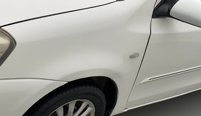 2011 Toyota Etios V, Petrol, Manual, 1,06,052 km, Left fender - Minor scratches