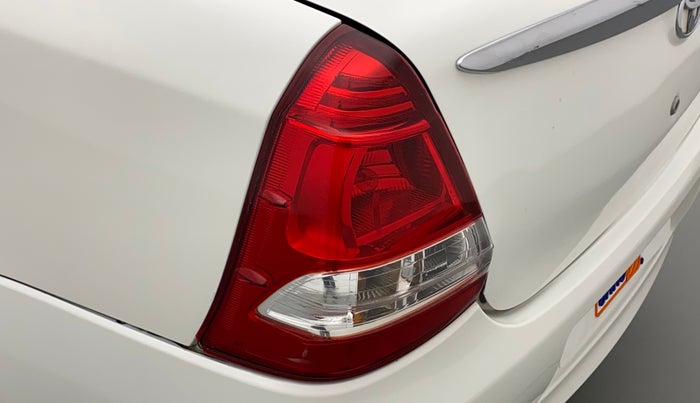 2011 Toyota Etios V, Petrol, Manual, 1,06,052 km, Left tail light - Minor damage