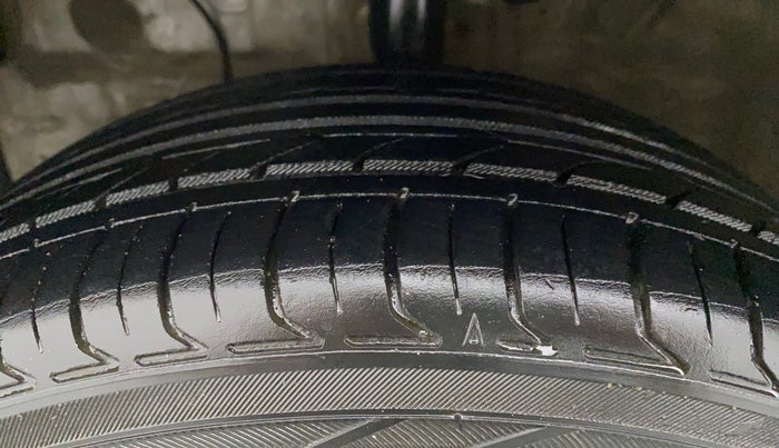 2011 Toyota Etios V, Petrol, Manual, 1,06,052 km, Left Front Tyre Tread