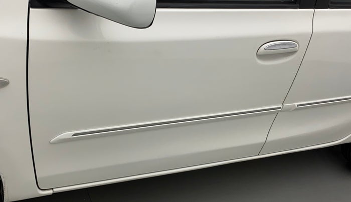 2011 Toyota Etios V, Petrol, Manual, 1,06,052 km, Front passenger door - Slight discoloration