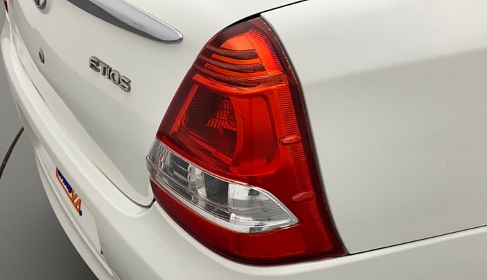 2011 Toyota Etios V, Petrol, Manual, 1,06,052 km, Right tail light - Minor scratches