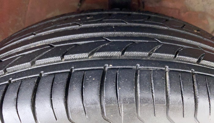 2009 Maruti Ritz ZXI, Petrol, Manual, 56,985 km, Right Front Tyre Tread