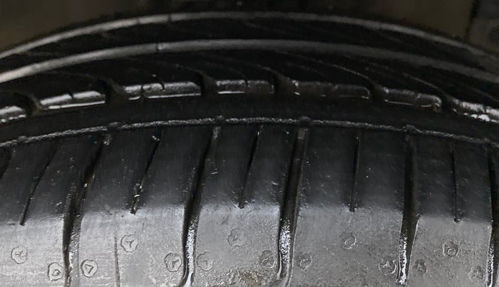 2017 Maruti Ciaz SIGMA 1.4 VVT, Petrol, Manual, 43,206 km, Right Front Tyre Tread