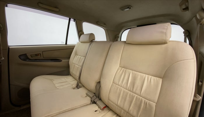 2008 Toyota Innova 2.5 G3 8 STR, Diesel, Manual, 2,70,705 km, Right Side Door Cabin View