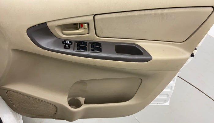 2008 Toyota Innova 2.5 G3 8 STR, Diesel, Manual, 2,70,705 km, Driver Side Door Panels Controls