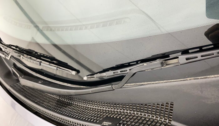 2016 Hyundai Grand i10 ASTA (O) AT 1.2 KAPPA VTVT, Petrol, Automatic, 49,483 km, Front windshield - Wiper Blade Broken/Rusted