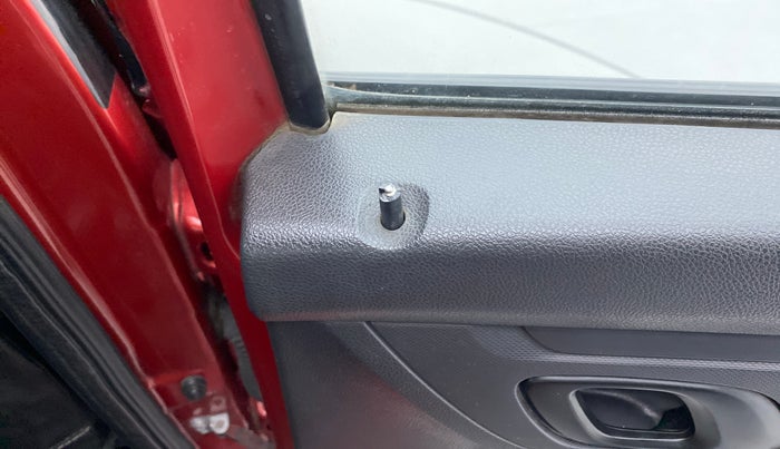 2016 Renault Kwid 1.0 RXT, Petrol, Manual, 59,544 km, Lock system - Door lock knob has minor damage