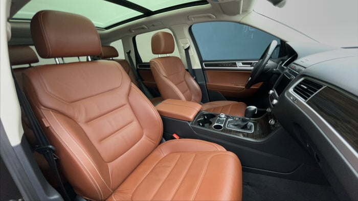 Volkswagen Touareg-Right Side Front Door Cabin View