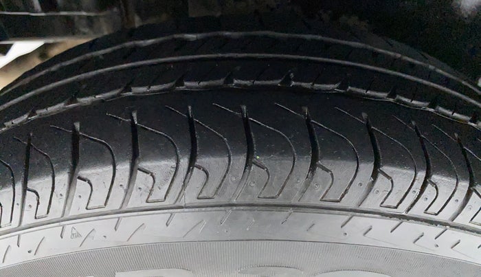 2014 Maruti Swift VXI D, Petrol, Manual, 22,197 km, Right Rear Tyre Tread