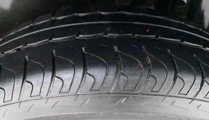 2014 Maruti Swift VXI D, Petrol, Manual, 22,197 km, Left Rear Tyre Tread