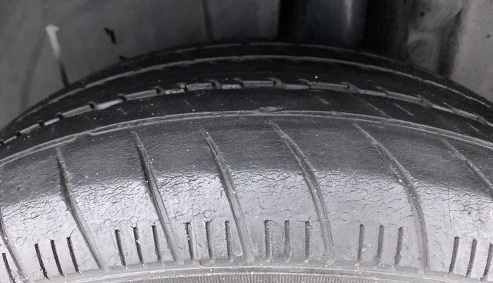 2016 Maruti Swift ZXI D, Petrol, Manual, 51,933 km, Left Rear Tyre Tread