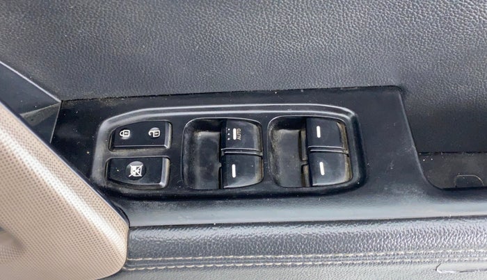 2015 Hyundai Creta 1.6 SX (O) CRDI, Diesel, Manual, 44,445 km, Right front window switch / handle - Master window function not working