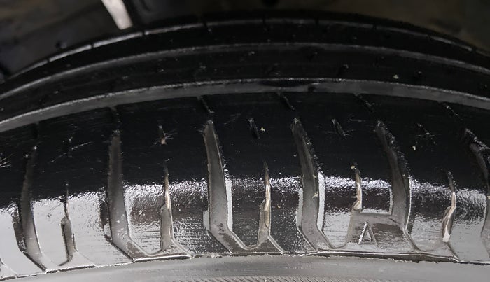 2013 Maruti Swift VXI D, Petrol, Manual, 65,099 km, Left Front Tyre Tread