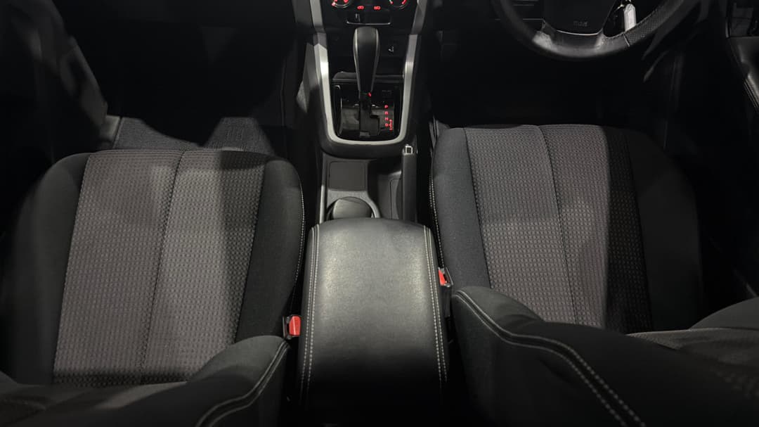 2020 Isuzu MU-X Ls-m (4x2), Automatic, 107135 km, Center Console