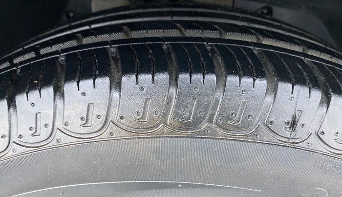 2019 Mahindra XUV500 W5 FWD, Diesel, Manual, 3,095 km, Right Front Tyre Tread