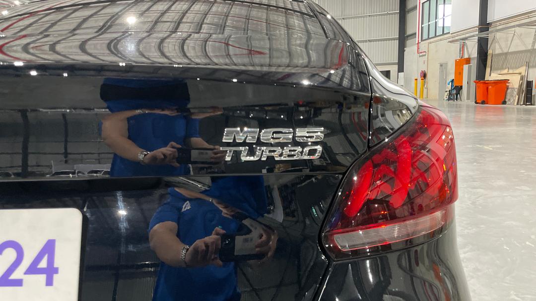 2025 MG Mg5 Essence, Automatic, 11203 km, Badge (Boot Right Side)