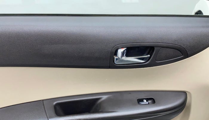 2012 Hyundai i20 MAGNA (O) 1.4 CRDI, Diesel, Manual, 1,21,728 km, Left front window switch / handle - Power window makes minor noise
