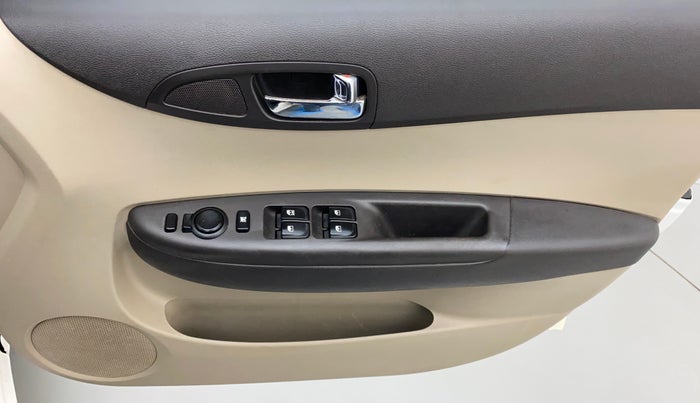 2012 Hyundai i20 MAGNA (O) 1.4 CRDI, Diesel, Manual, 1,21,728 km, Driver Side Door Panels Control