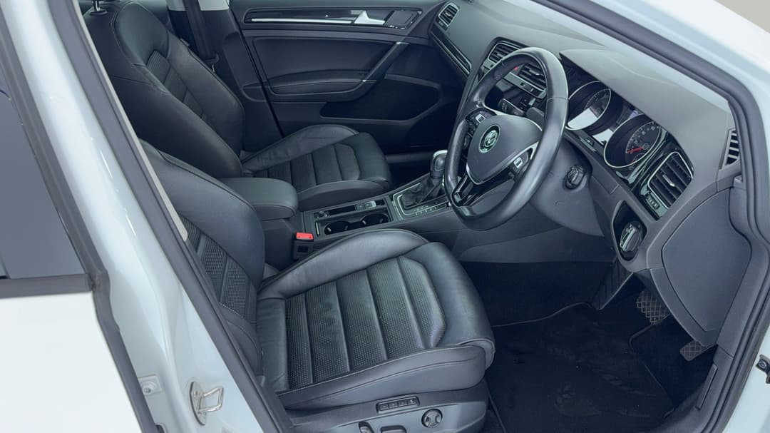 2019 Volkswagen Golf 110 Tsi Highline, Automatic, 73112 km, Right Side Front Door Cabin View