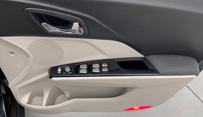2020 Mahindra XUV300 W8(O), Diesel, Manual, 10,441 km, Driver Side Door Panels Control