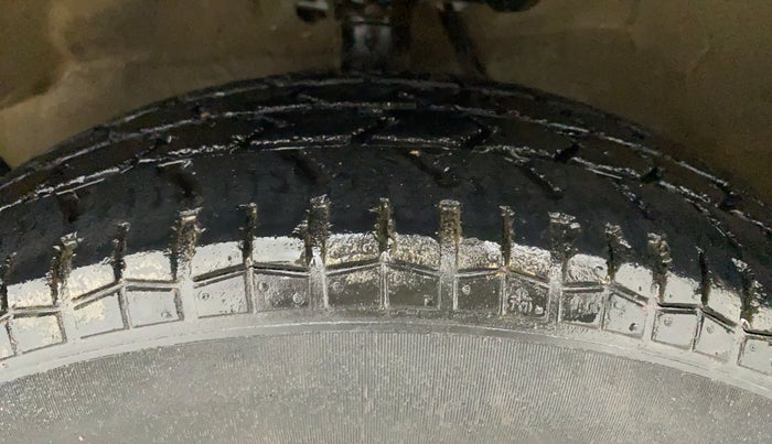 2010 Maruti Ritz VXI, Petrol, Manual, 64,436 km, Left Front Tyre Tread