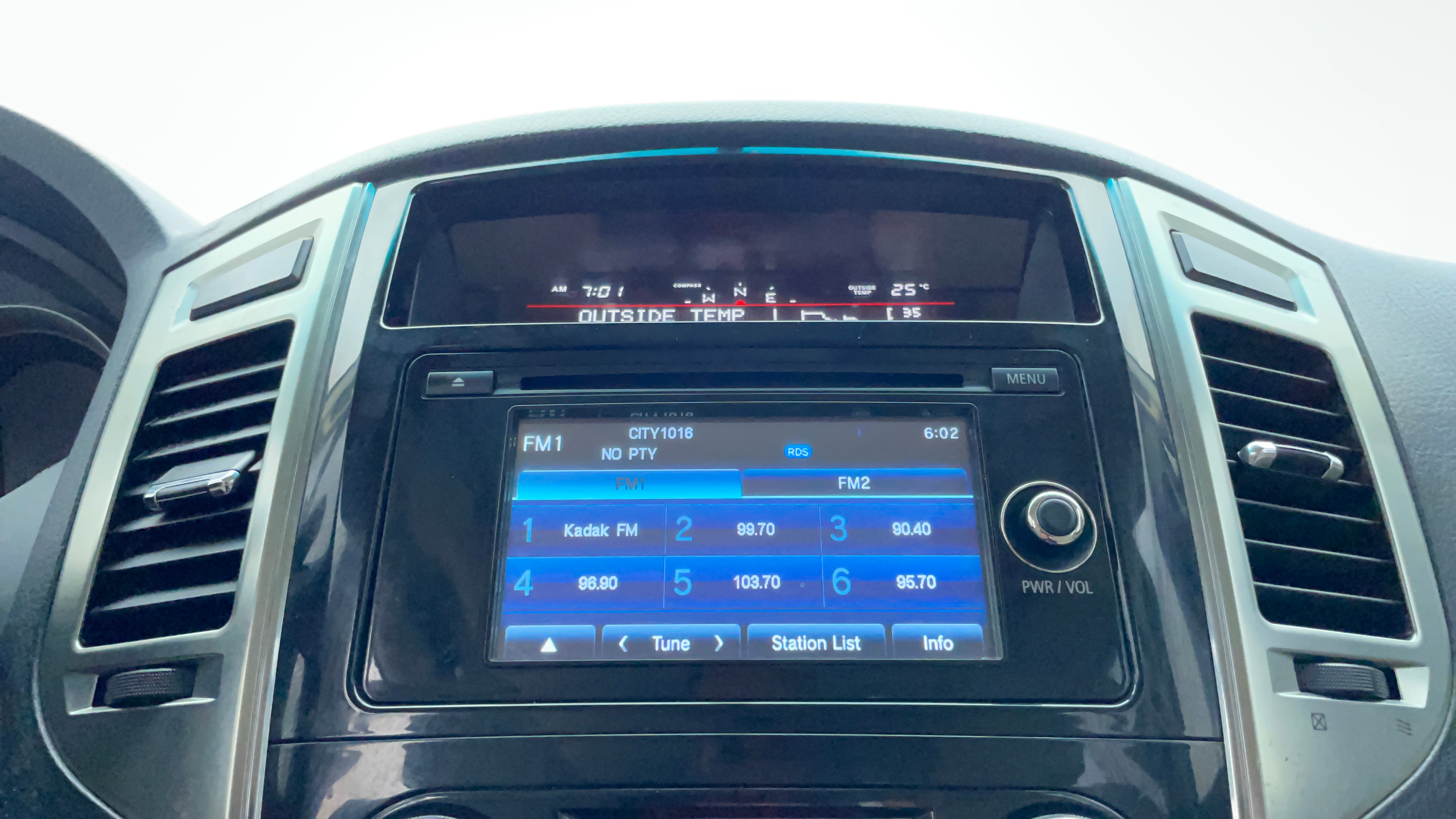 Mitsubishi Pajero-Infotainment System