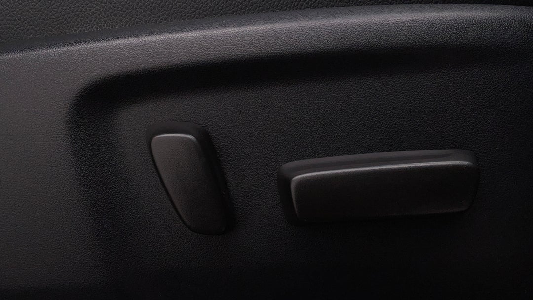 2021 Toyota Hilux Rugged X (4x4), Automatic, 37147 km, Drivers Side Adjustment Panel