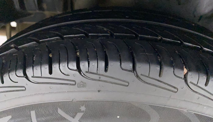 2014 Maruti Swift Dzire VDI, Diesel, Manual, 1,06,369 km, Right Rear Tyre Tread