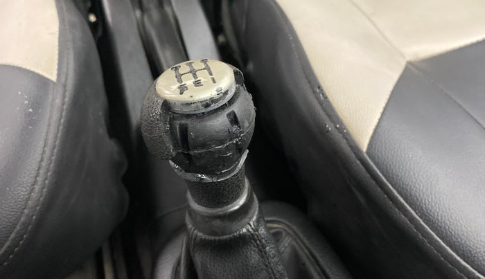 2012 Maruti Swift VXI, Petrol, Manual, 48,509 km, Gear lever - Knob has minor damage