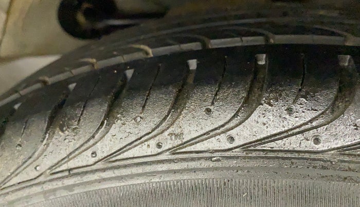 2015 Honda Brio E MT, CNG, Manual, 59,317 km, Left Rear Tyre Tread