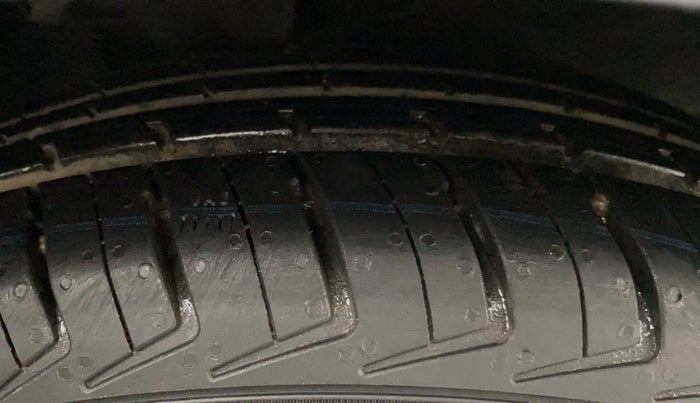 2014 Hyundai i10 SPORTZ 1.1, Petrol, Manual, 12,860 km, Right Front Tyre Tread