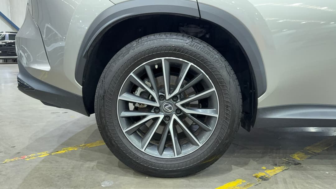 2023 Lexus Nx250 2WD, Automatic, 32906 km, Right Rear Wheel