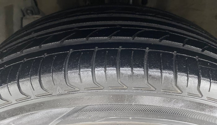 2016 Maruti Ciaz VDI+ SHVS, Diesel, Manual, 86,056 km, Left Front Tyre Tread