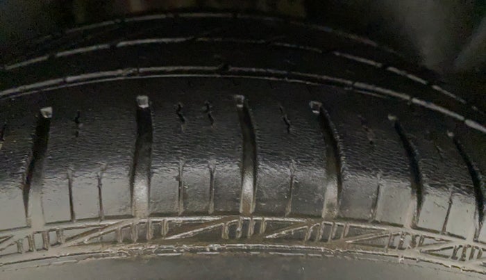 2012 Skoda Rapid AMBITION 1.6 MPI MT, Petrol, Manual, 63,500 km, Left Rear Tyre Tread