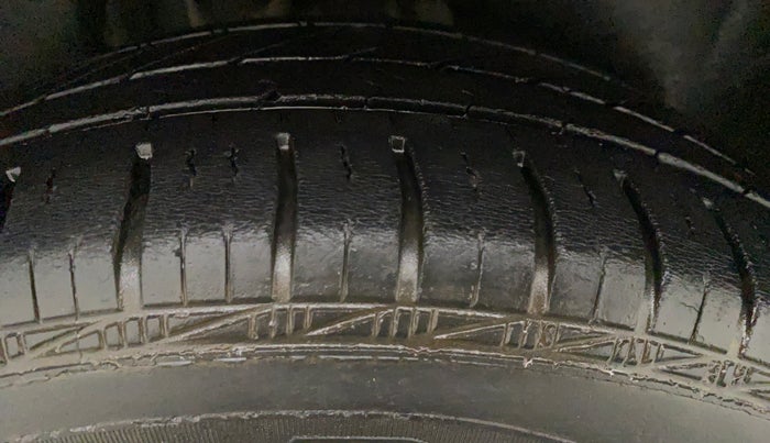 2012 Skoda Rapid AMBITION 1.6 MPI MT, Petrol, Manual, 63,500 km, Right Front Tyre Tread