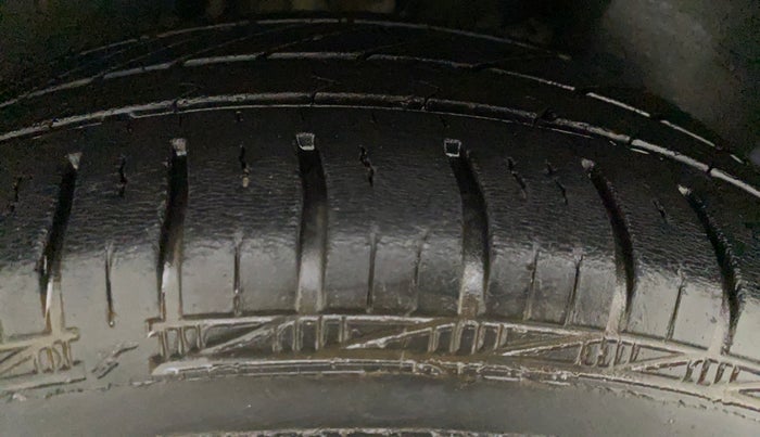 2012 Skoda Rapid AMBITION 1.6 MPI MT, Petrol, Manual, 63,500 km, Right Rear Tyre Tread