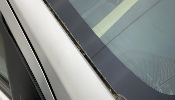 2011 Toyota Etios VX, Petrol, Manual, 92,279 km, Right A pillar - Paint is slightly faded