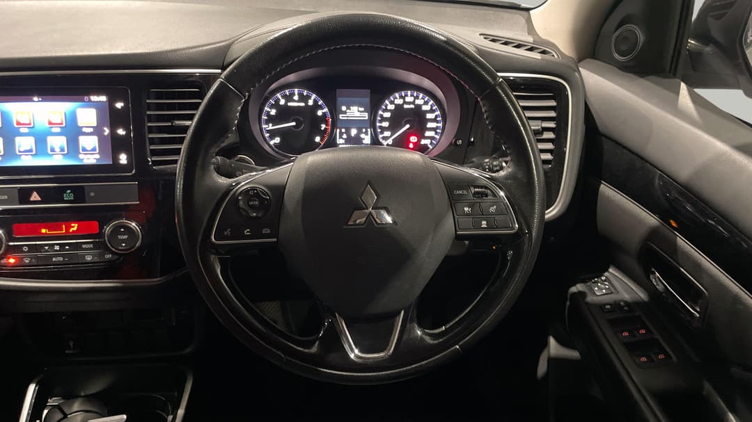 2018 Mitsubishi Outlander Ls 7 Seat (2WD), Automatic, 120030 km, Steering Wheel Close-up