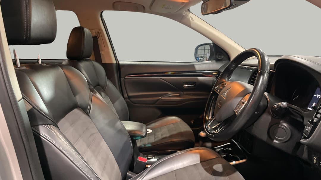 2018 Mitsubishi Outlander Ls 7 Seat (2WD), Automatic, 120030 km, Right Side Front Door Cabin View