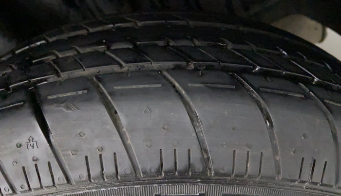 2015 Volkswagen Vento HIGHLINE PETROL, Petrol, Manual, 63,072 km, Left Front Tyre Tread