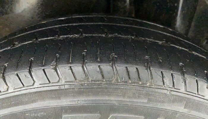 2011 Maruti Swift LXI D, CNG, Manual, 80,296 km, Left Rear Tyre Tread